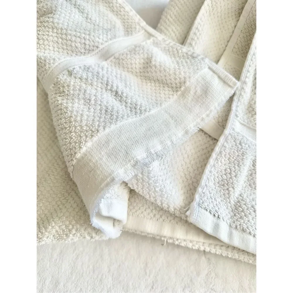 Set of two threshold white bath towels - target - used￼